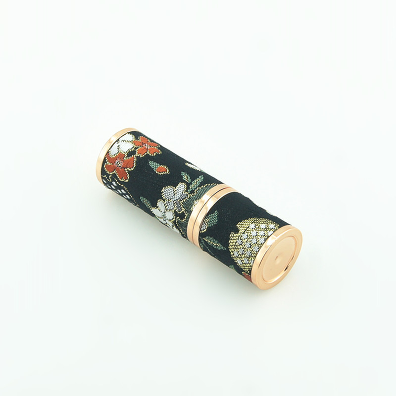 En stock al por mayor estilo chino satén lápiz labial tubo bálsamo labial tubo vacío tubo de esmalte de labios tubo de maquillaje logotipo imprimible