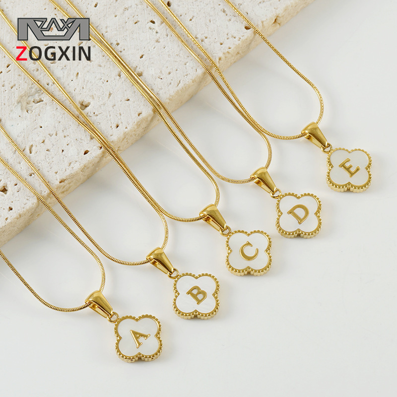 Europeo y americano transfronterizo de acero inoxidable trébol de concha carta colgante de oro 26 letra inglesa collar de hueso de serpiente de acero de titanio para las mujeres