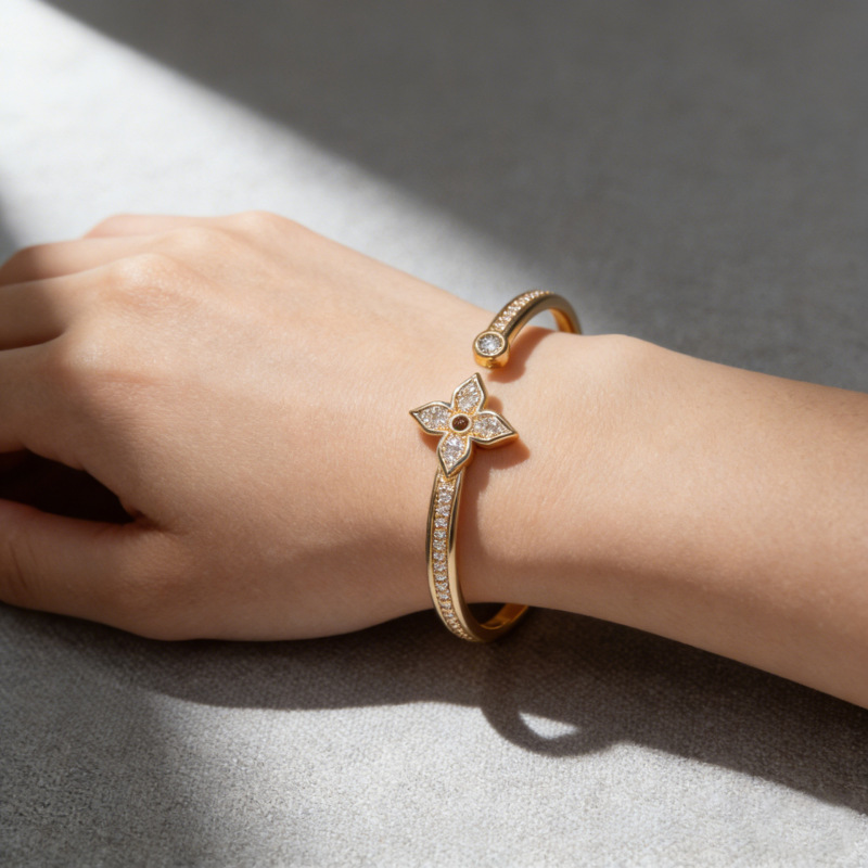 Cross-Border Tk Live Broadcast Rhombus-Shaped Four-Leaf Clover Full Diamond Open Design Bracelet for Women, Light Luxury Style, Fashionable and High-End Bracelet for Men Cross-Border Tk Live Broadcast Rhombus-Shaped Four-Leaf Clover Full Diamond Open Design Bracelet for Women, Light Luxury Style, Fashionable and High-End Bracelet for Men