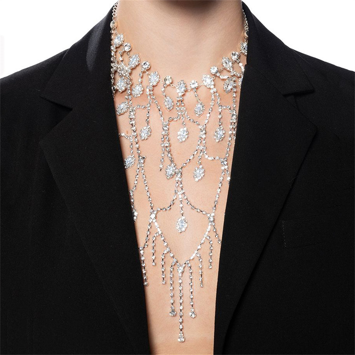 Sophisticated necklace with tassels
