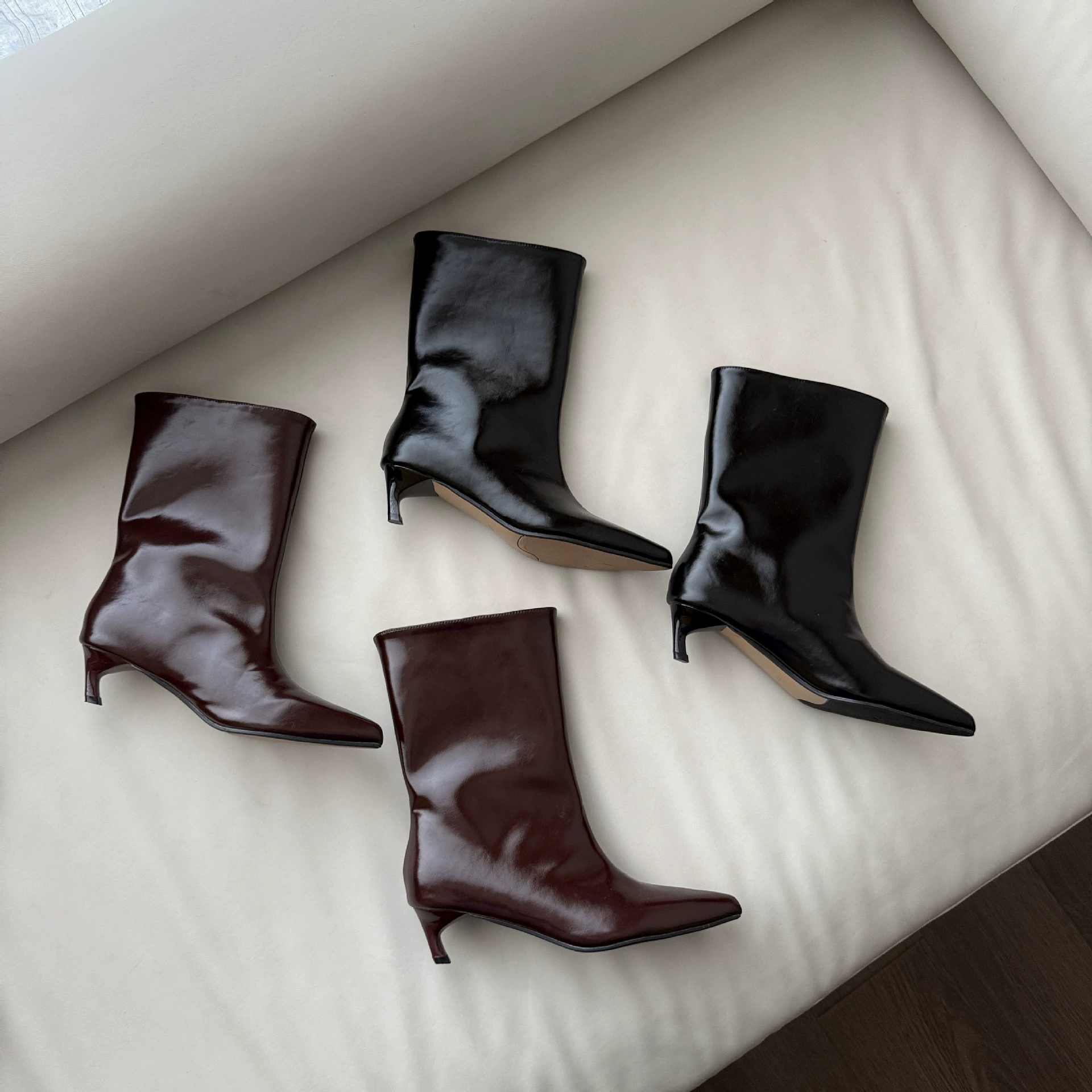 Короткие женские ботинки на кошачьем каблуке с острым носком во французском стиле в корейском стиле, осень и зима 2025, новые ботинки на низком каблуке-шпильке из натуральной кожи в стиле ретро, ​​с широким носком, до середины икры