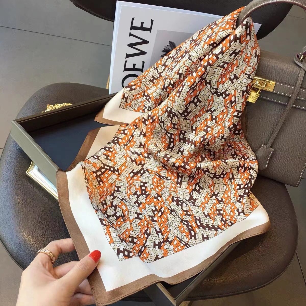 Verano nuevos productos de moda versátil delgado regalo bufandas de seda 70 bufandas cuadradas bufandas de seda bufandas decorativas bufandas bufandas para la madre al por mayor