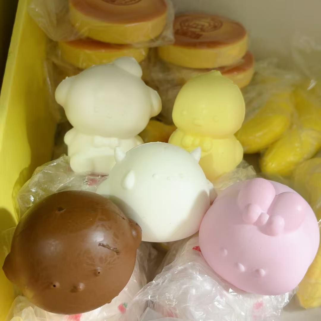 느린 리바운드의 젖은 부드러운 색상의 무작위 작은 동물 1마리