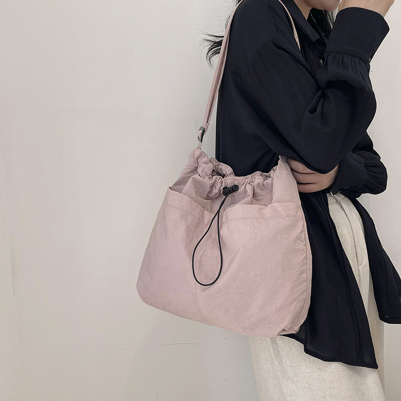 A stylish single-shoulder crossbody bag for 2024, a large-capacity casual commuting bag for classes, and a beautiful and fashionable underarm bag for women undefined