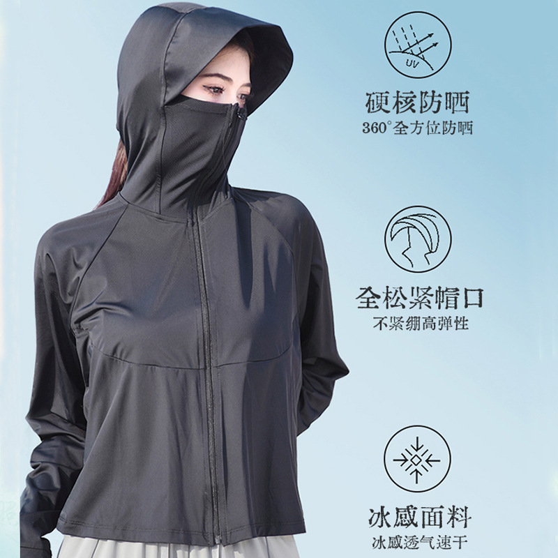 空の青い原紗の氷感のゆったりしたタイプの日焼け止めの服は帽子をかぶって紫外線を防ぎます。