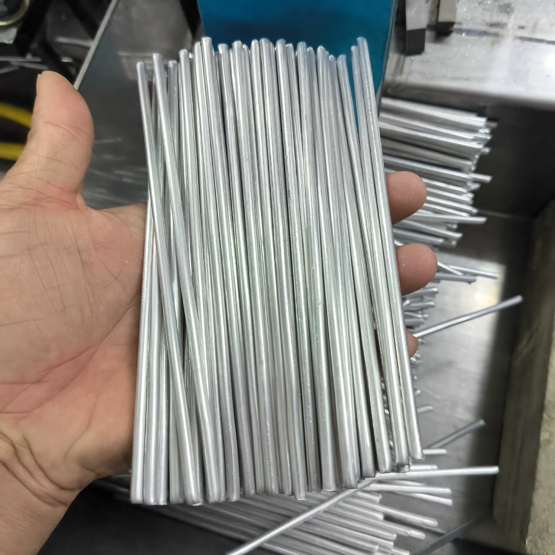 Твердая полоса из чистого алюминия, устойчивый к складыванию круглый алюминиевый стержень, алюминиевая кость с резиновым покрытием, опорный стержень из чистого алюминия, круглый алюминиевый стержень 1060, оптовая резка алюминиевых стержней