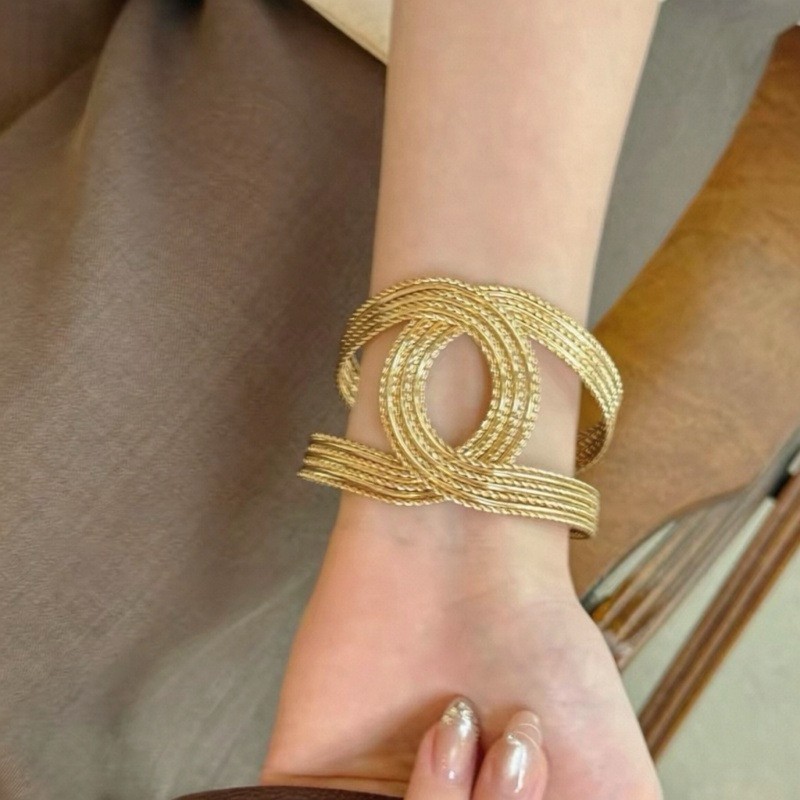 Golden bracelet, material