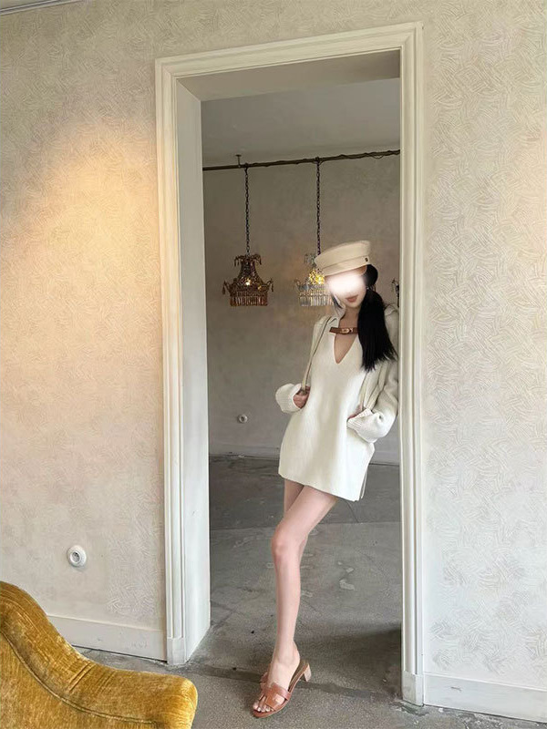 woppei 极简皮革金扣V领白色针织毛衣裙慵懒宽松休闲百搭连衣裙|undefined