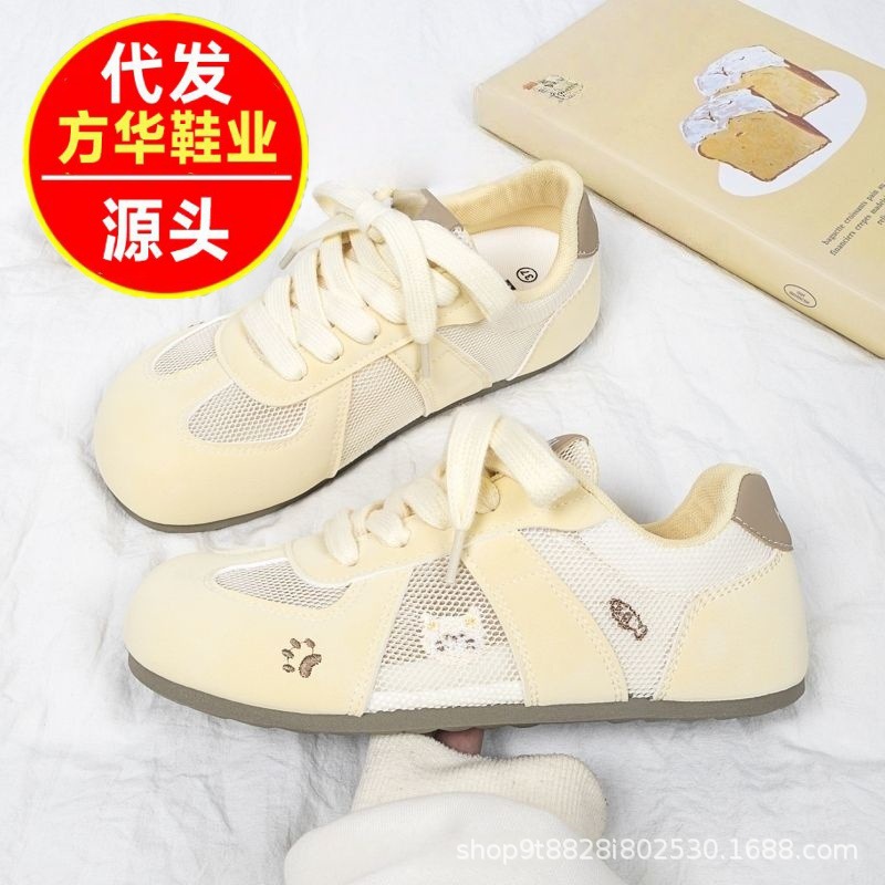 Zapatos de malla transpirables de color crema 2026 verano nuevos zapatos blancos ligeros con suela delgada zapatos de skate universales para mujeres
