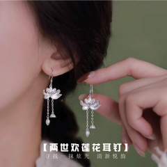 古風フロスト蓮花流蘇ピアス女子学生の新型2024爆金2世歓ペンダント新中国風イヤリングフック