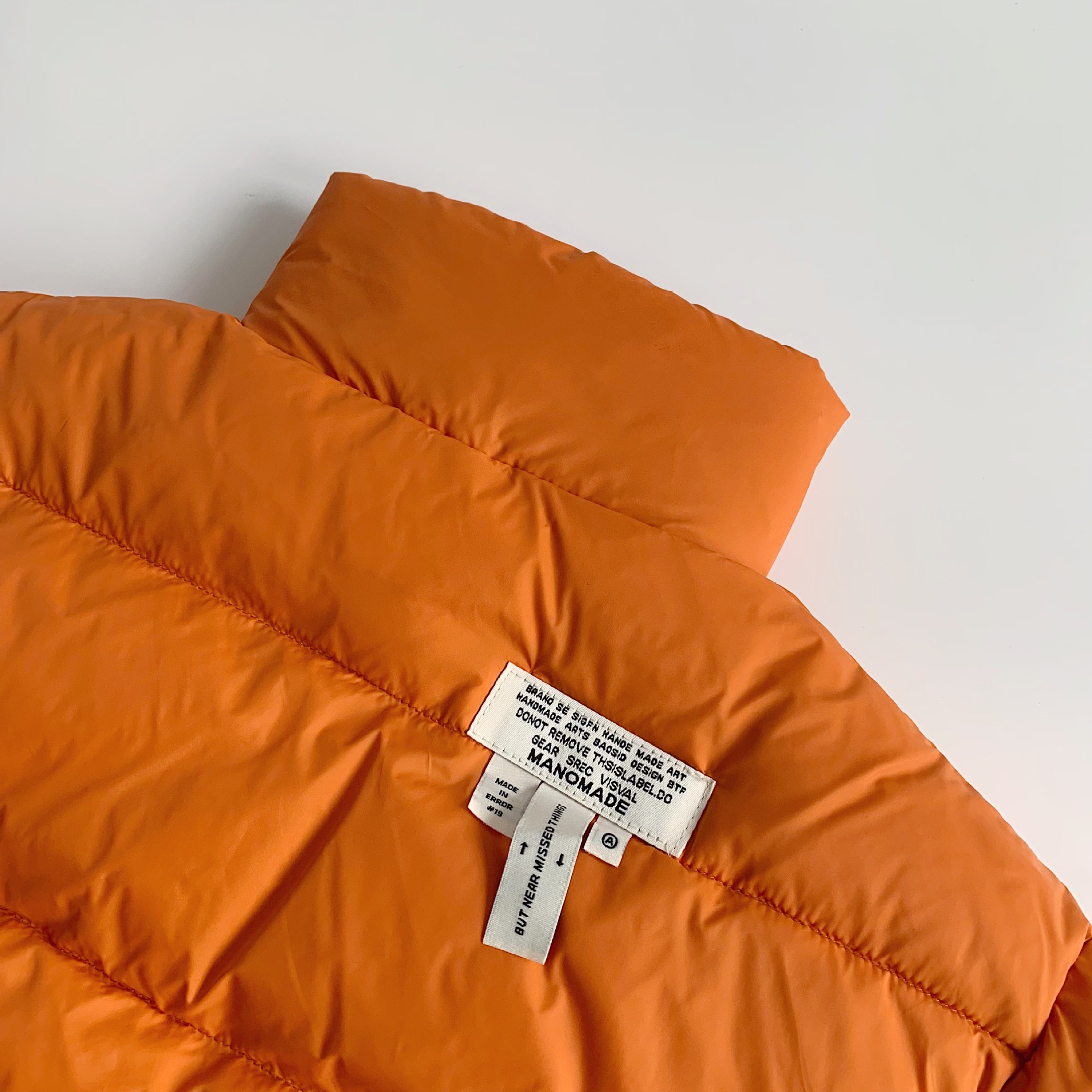 Chaqueta de plumón para niños Maibao 2024 invierno nuevo estilo para niños y niñas chaqueta de plumón de pato blanco grueso con etiqueta en la parte posterior de la chaqueta de moda