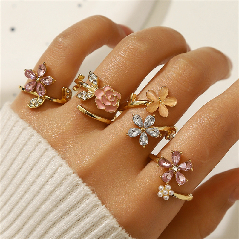 Eco-friendly French retro niche high-end ring set for women, fashionable floral light luxury versatile ring set
