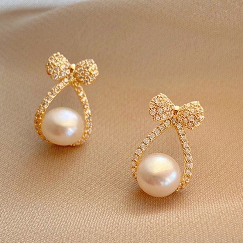 Ingresos franceses de perlas de moda femenina simple pendientes rojos ligeros de lujo versátiles pendientes de nicho de alta calidad