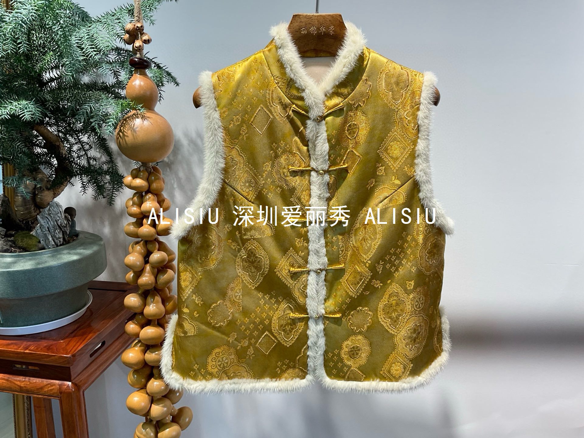 深圳南油轻奢冬季新中式国风复古重磅真丝织金拼水貂毛夹棉马