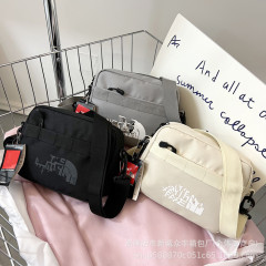24 新しいトレンディなブランドショルダークロスボディバッグファッションスポーツレターロゴ小さな正方形バッグ男性と女性のための屋外軽量ショルダーバッグ
