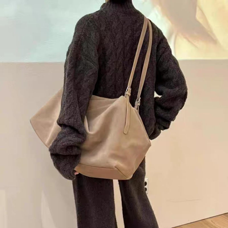 2025秋の新型大容量のフランネルの枕のカバンのリュックサックのリュックサックの小さい肩の組み合わせの斜め掛けの女性|undefined