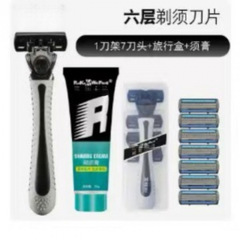 手動髭剃り六層の刃は顔を剃ります。