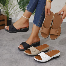 跨境2025夏季新款外贸坡跟花朵鱼嘴大码拖鞋车缝线女休闲凉拖批发