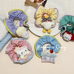 かわいい綿の小さい家のシュシュクリーム色のデザートのアイスクリームの紋様の髪の縄の甘い少女は馬尾の皮の筋を刺します。
