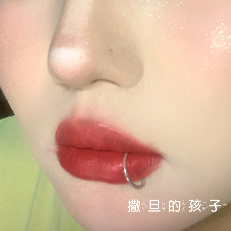 Silver pointed spike labret stud material detail