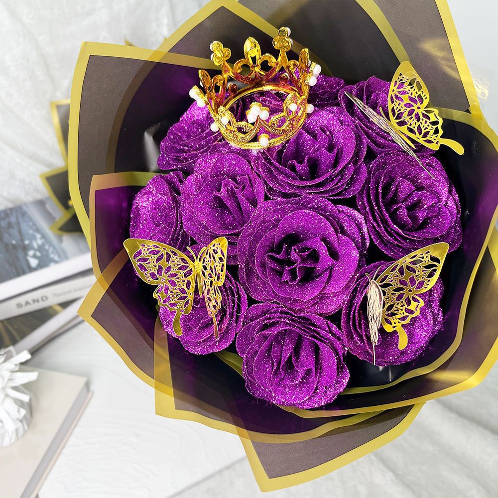 Buquê de rosas douradas de natal com coroa de borboleta presente_voghion.com