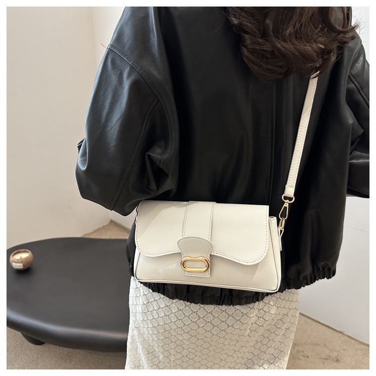 A casual and stylish small bag for women, a new 2024 fashion single-shoulder underarm bag, a retro and fashionable commuting crossbody small square bag undefined