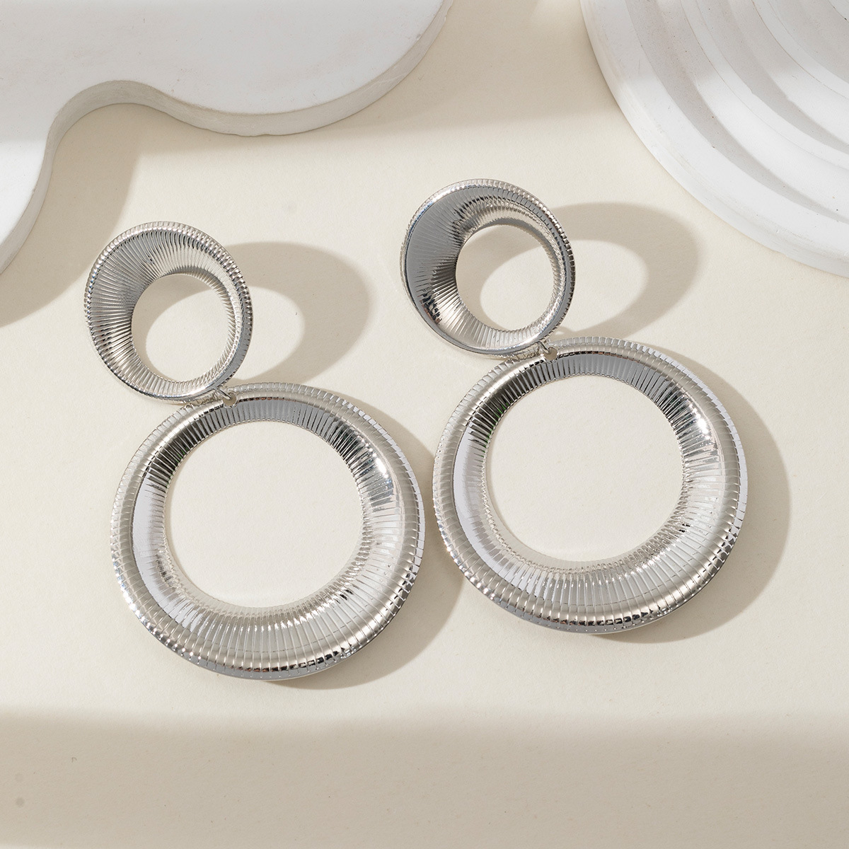 Alta sensación de metal de tamaño círculo aretes geométricos de moda europea y americana exagerado nicho temperamento red retró aretes para mujeres image 5