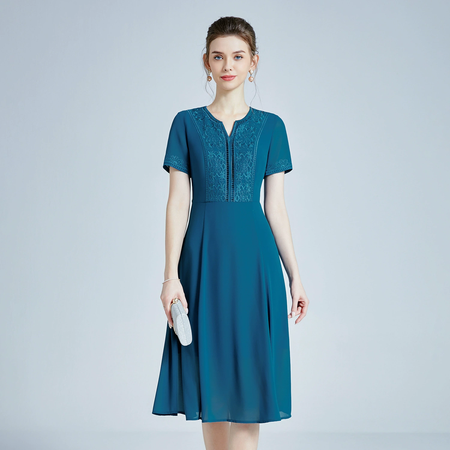 Шэньчжэнь бренд лето плюс размер юбка 2024 Новое тонкое вышитое платье для матерей среднего возраста платье оптом