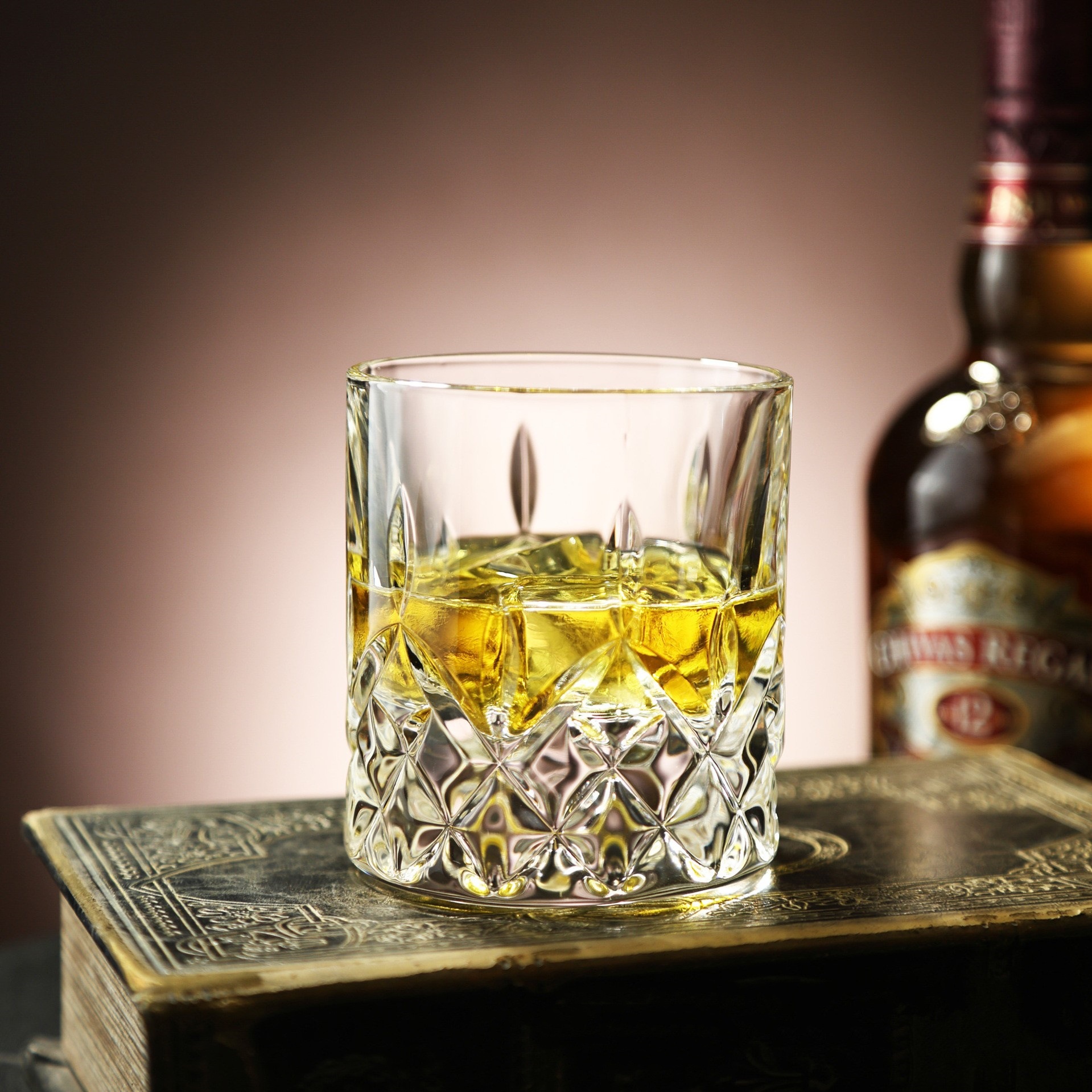 Vaso de whisky en relieve al por mayor con fondo grueso grabado vaso de vino de licores clásicos vaso de vidrio de bar casero