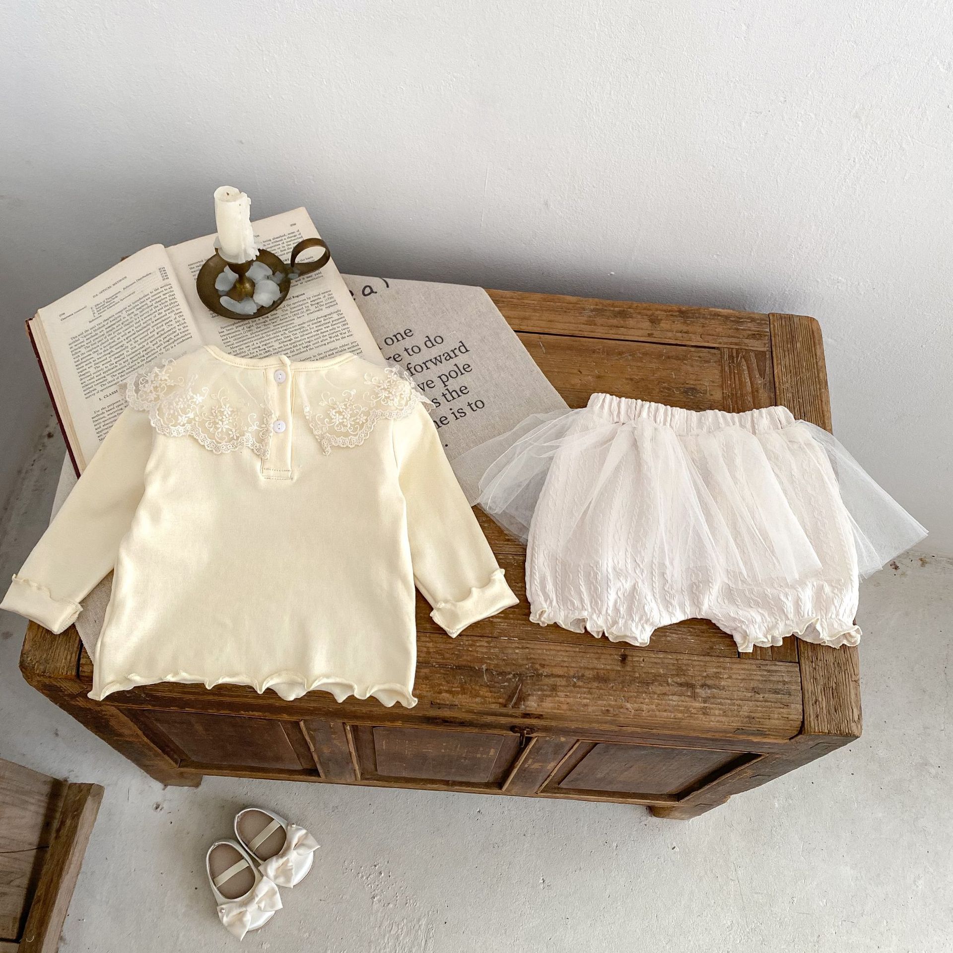 Jesenski set od tri dijela za djevojčice 2024. s čipkastom majicom s ovratnikom, mrežastim hlačama i jednobojnim žakard kaputom, Taken_voghion.com