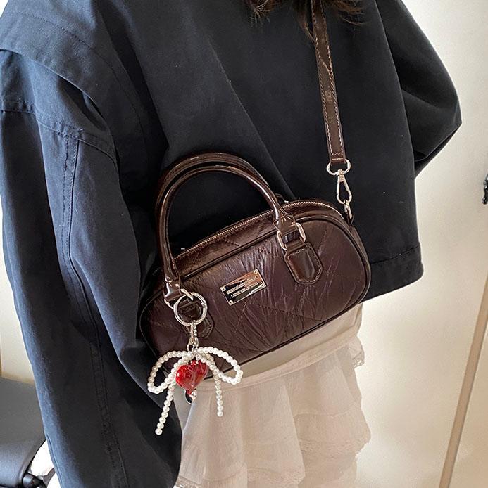 Bolsa de bolos de mano popular de este año para mujeres 2025, nueva bolsa de hombro de tendencia universal de alta calidad, bolso cuadrado de estilo extranjero