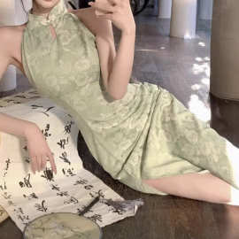 新中式国风清冷感绿色改良旗袍性感风情万种绝美挂脖连衣裙女夏季