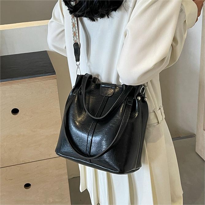Bolso de moda coreano para mujeres 2024 verano nuevo bolso de hombro casual versátil nicho bolso de cubo de moda