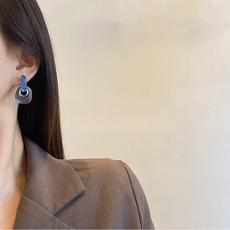 Oversized Sculptural Clear Acrylic Clip-on Earrings Modern Design_voghion.com