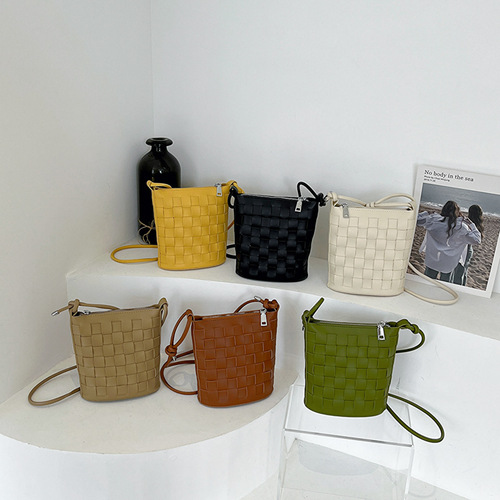 Cross-border handwoven bags for women  new trendy shoulder bag Korean version fashionable solid color simple crossbody mobile phone bag