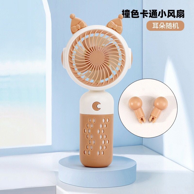 小型扇風機usbミニ扇風機を持って充電します。学生寮の手は携帯型のデスクトップを持っています。|undefined
