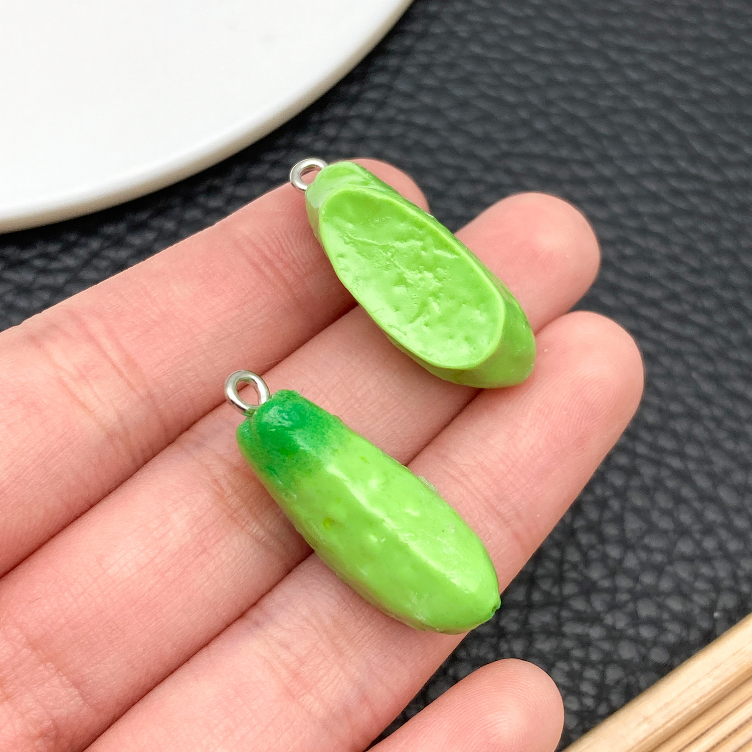 23899-H-绿色树脂蔬菜系列黄瓜29x11x11mm-2