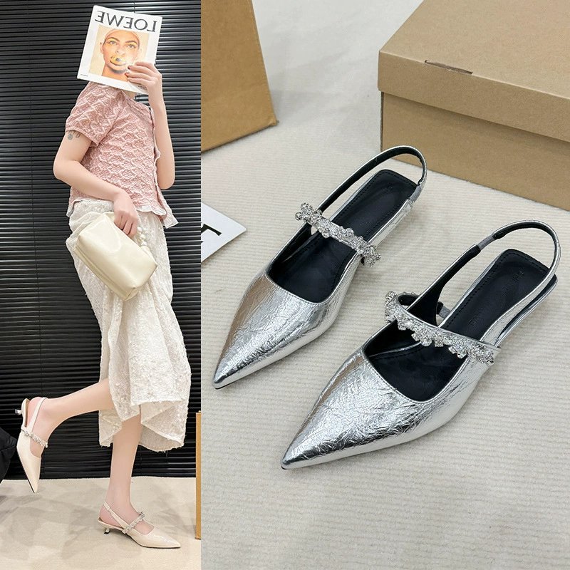 Серебряные туфли на плоской подошве с острым носком для женской летней верхней одежды. Новый стиль 2025 года. Однолинейные босоножки со стразами на среднем каблуке и открытой спиной.
