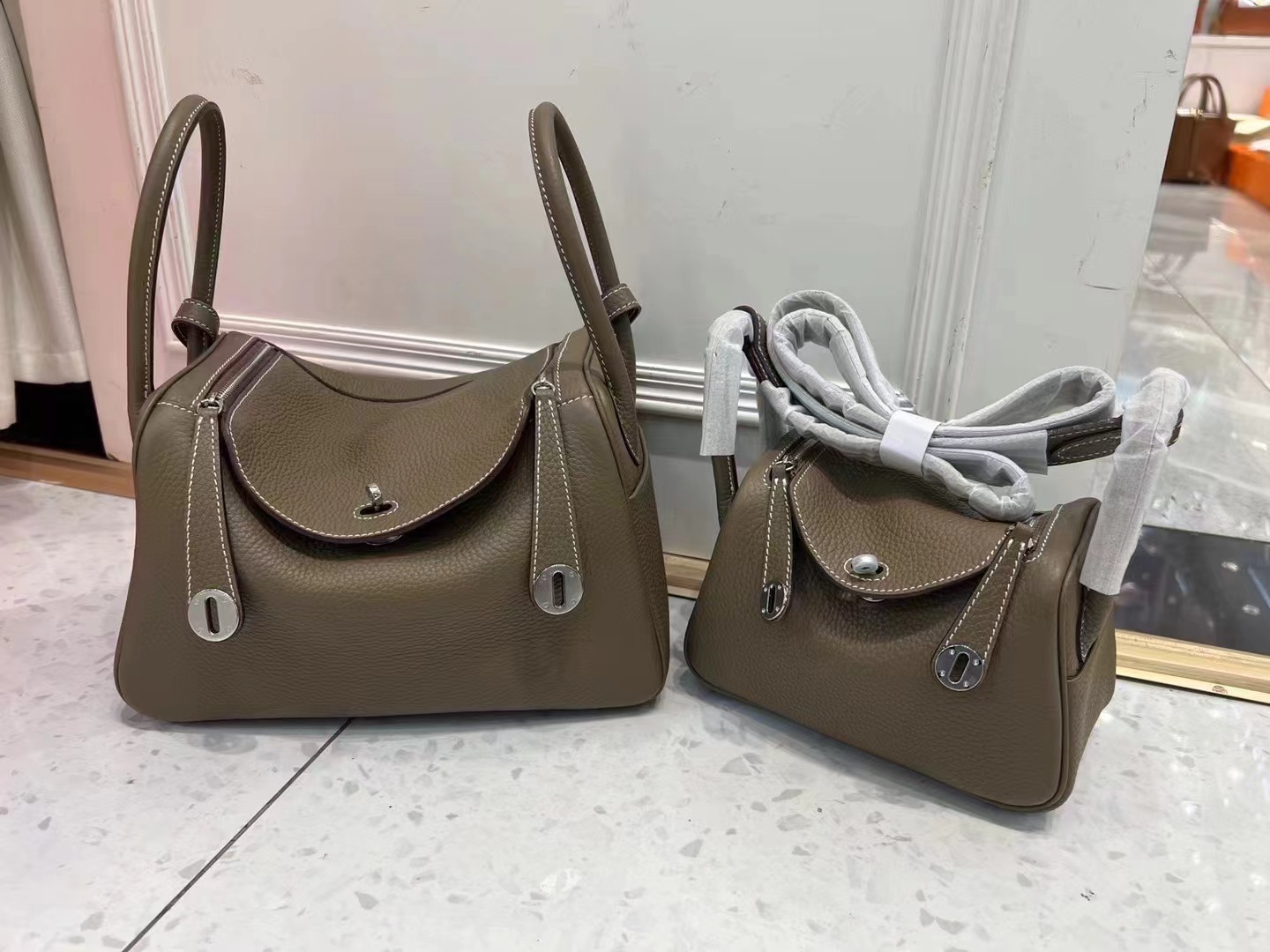 Bolsos de cuero Lindy de piel de vaca con togo de primera capa 2025 Bolsos de cubo retro de estilo europeo y americano Bolsos portátiles de moda