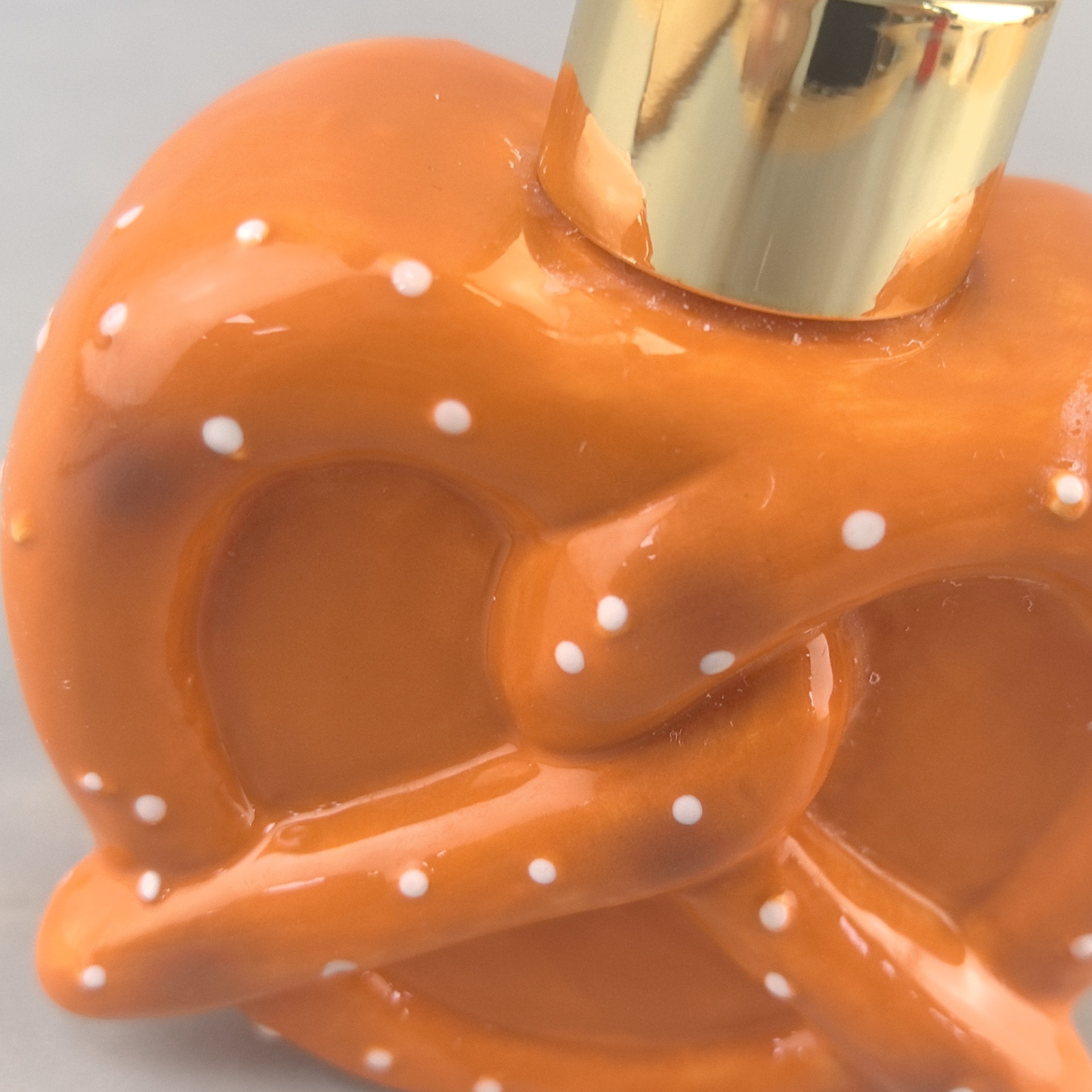 Customizado creativo encantador cerámico imitación de agua alcalina botella de baño lavabo desinfectante de mano cerámica artesanía