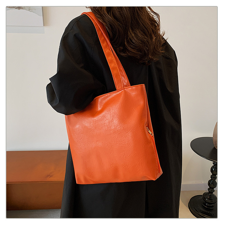 Retro large-capacity tote bag for women, 2024 new style fashionable portable commuting bag for going out, single-shoulder bag for students' classes undefined