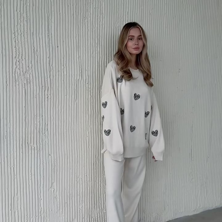 柔らかいモチモチの風の垂れ下がり感の新型の愛の刺繍の丸首の毛織物の上着の女性の秋冬の外は百合のコートのゆったりしているセーターを着ます。|undefined