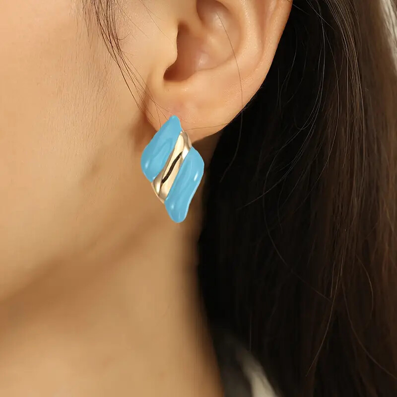 Pointed labret stud close-up product detail