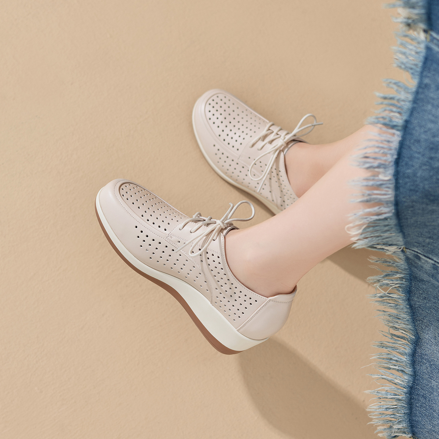 Giày da bò đục lỗ nữ đế xuồng platform gót 5 cm — màu trắng ngà
