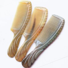 厂家批发白牦牛角打花手柄梳 手工黄角梳 牛角梳