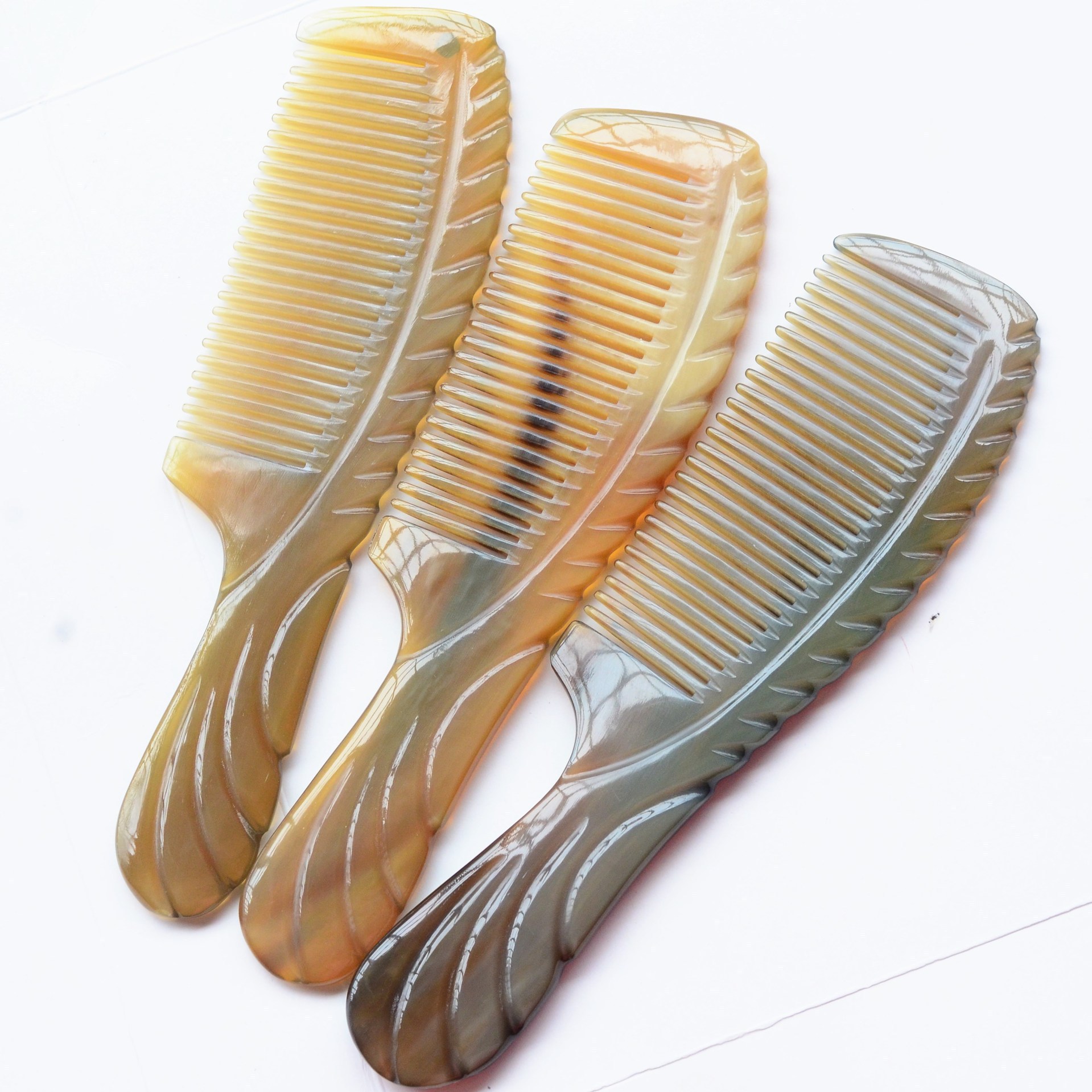 厂家批发白牦牛角打花手柄梳 手工黄角梳 牛角梳