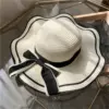 Молочно-белый