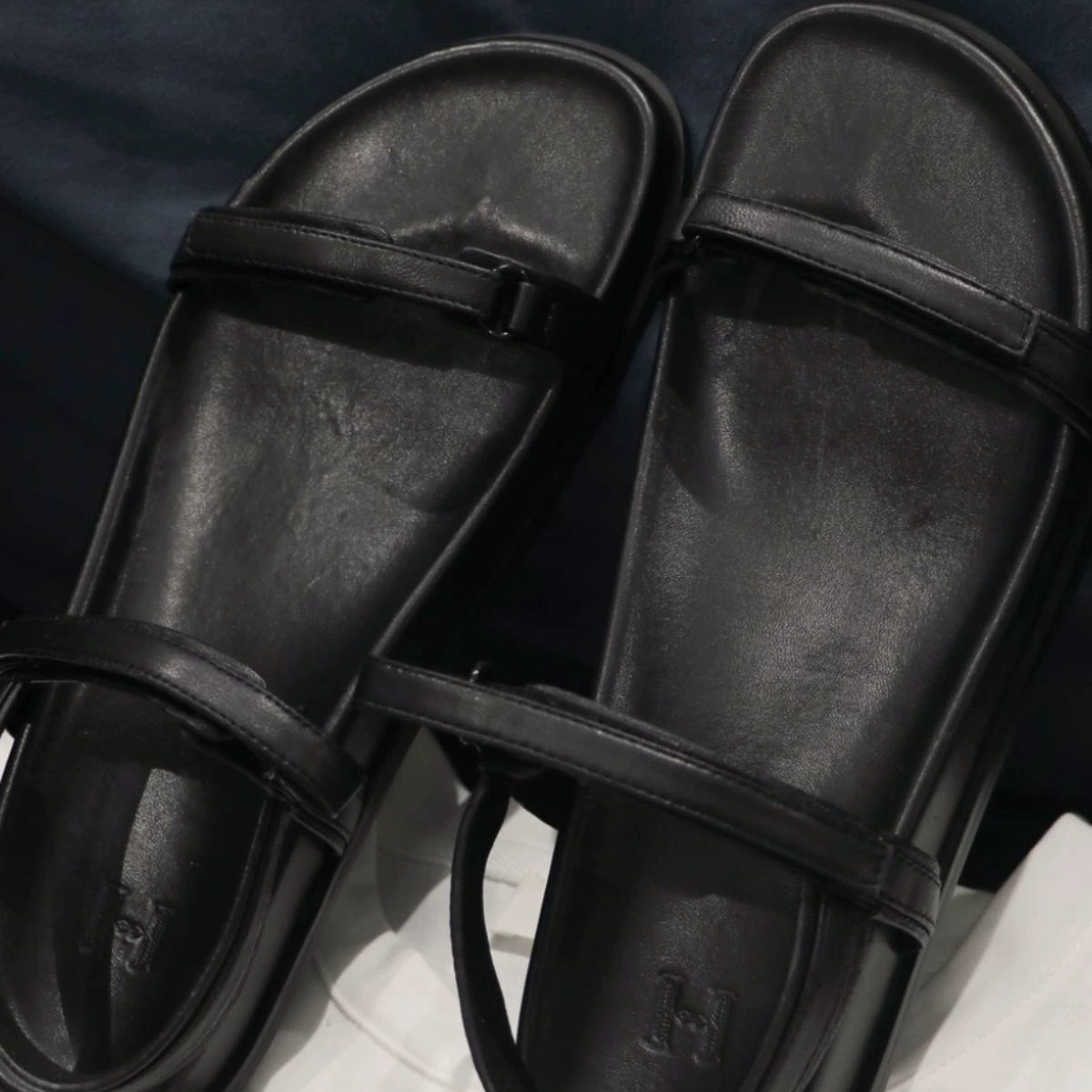 В наличии: Черные импортные римские сандалии из овечьей кожи с плоской пряжкой, на липучке и с открытым носком, модель 693