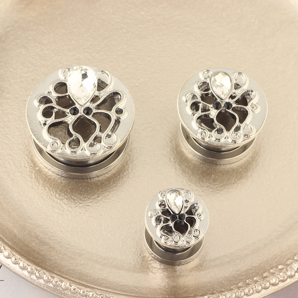 16G labret stud size and finish detail