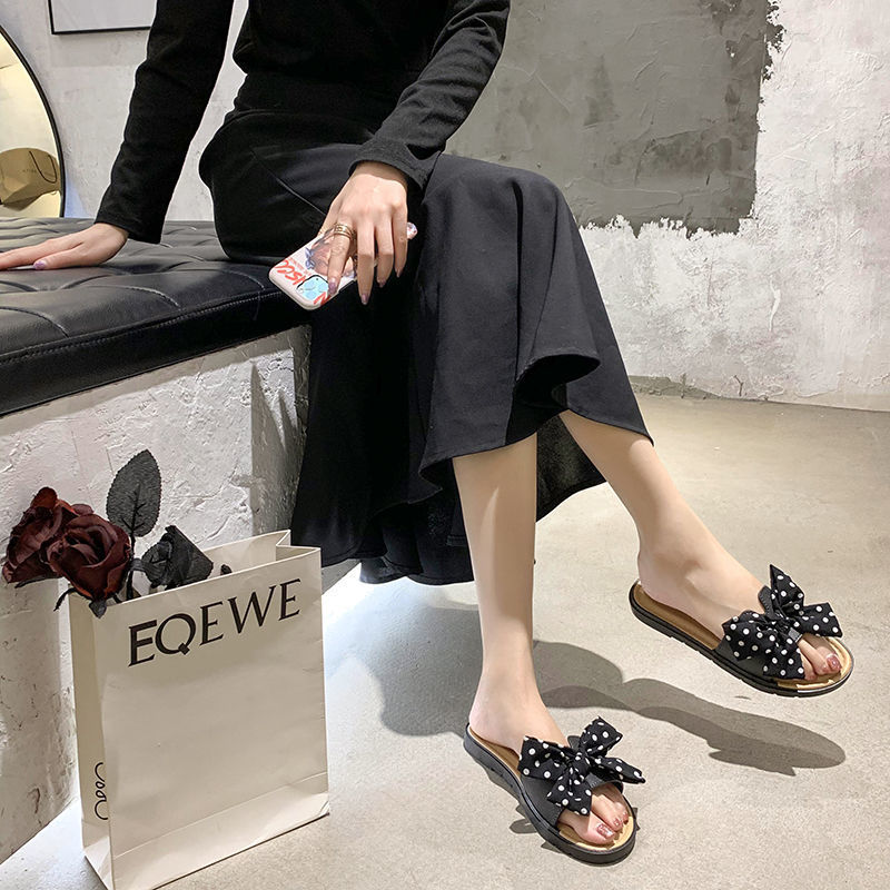 Nuevas pantuflas de mujer para verano, estilo coreano, diseño moderno de mariposa, para uso en exteriores, suela suave antideslizante, sandalias de playa para mujer, venta al por mayor.